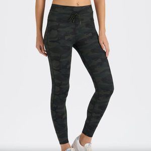 NWT Vuori Daily Legging, Green Camo, Sz S